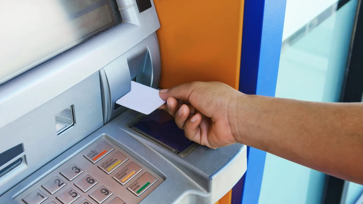 La ce să te uiți înainte să scoți banii de la bancomat! Riști să rămâi fără economii în doar câteva secunde!