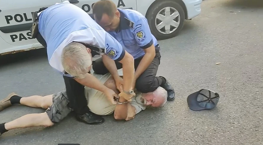 Un pensionar cu afecţiuni cardiace, aproape omorât de doi poliţişti locali, la Paşcani