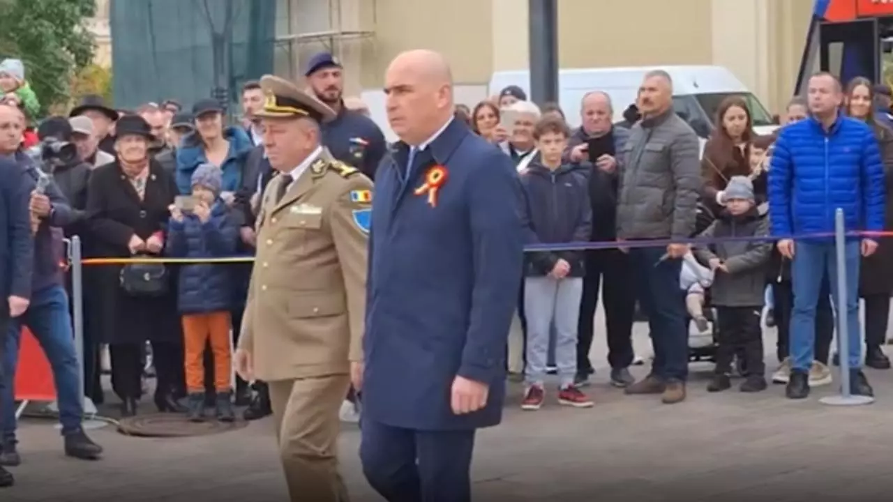 Bolojan se vede deja în locul lui Nicuşor Dan: Primit cu covor roşu şi onor militar prezidenţial la Oradea