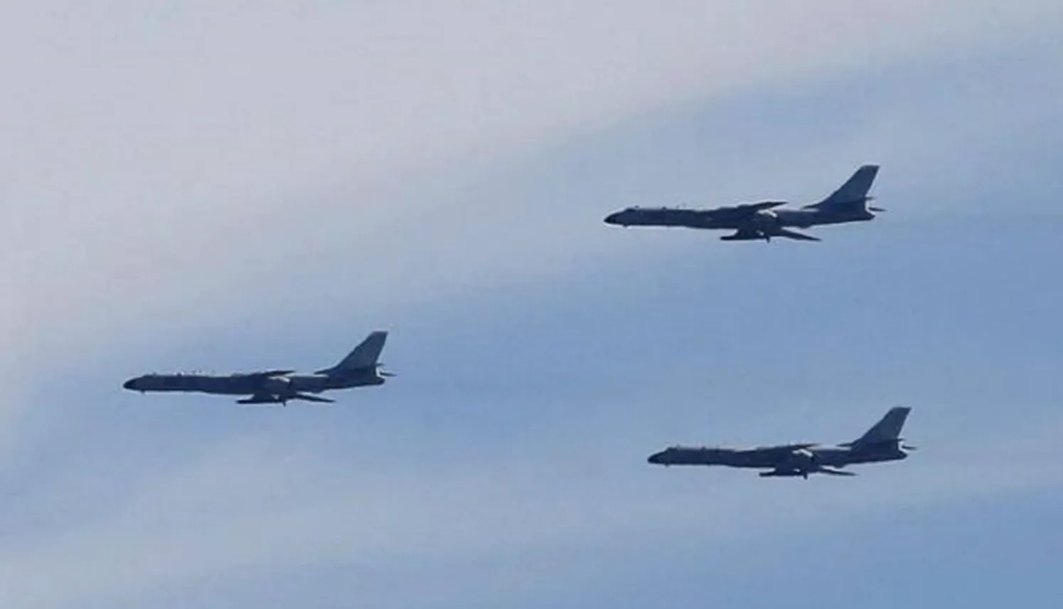 China provoacă tensiuni înaintea întâlnirii Xi–Trump: un grup de bombardiere chineze H-6K zboară în apropierea (…)