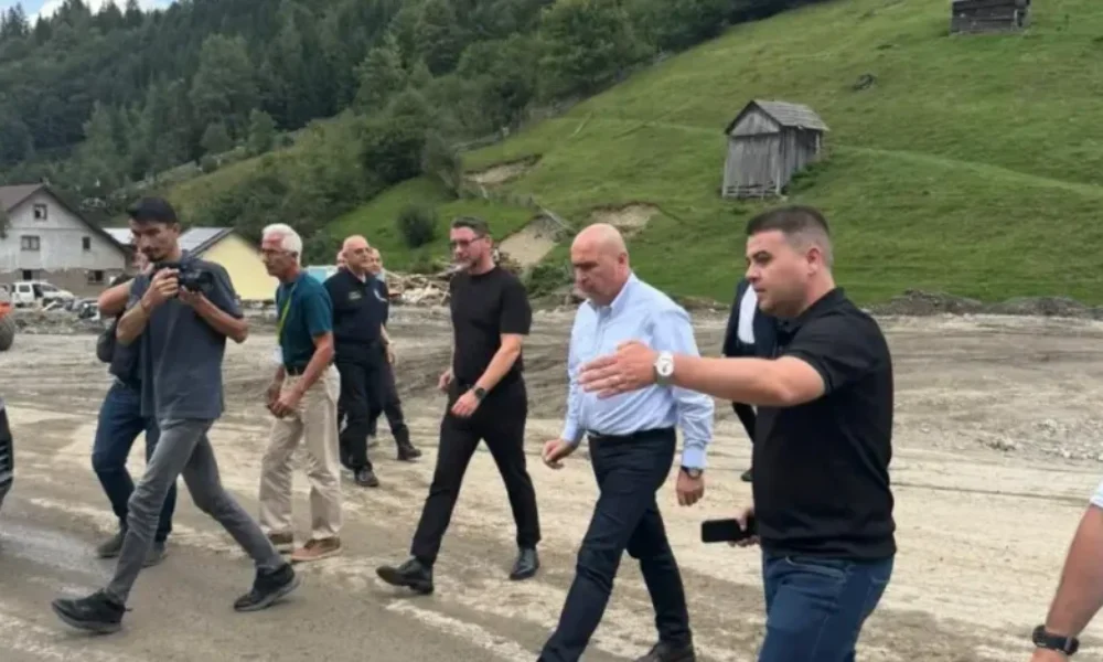 Bolojan, câteva minute petrecute la Broşteni; a venit, s-a uitat, a plecat