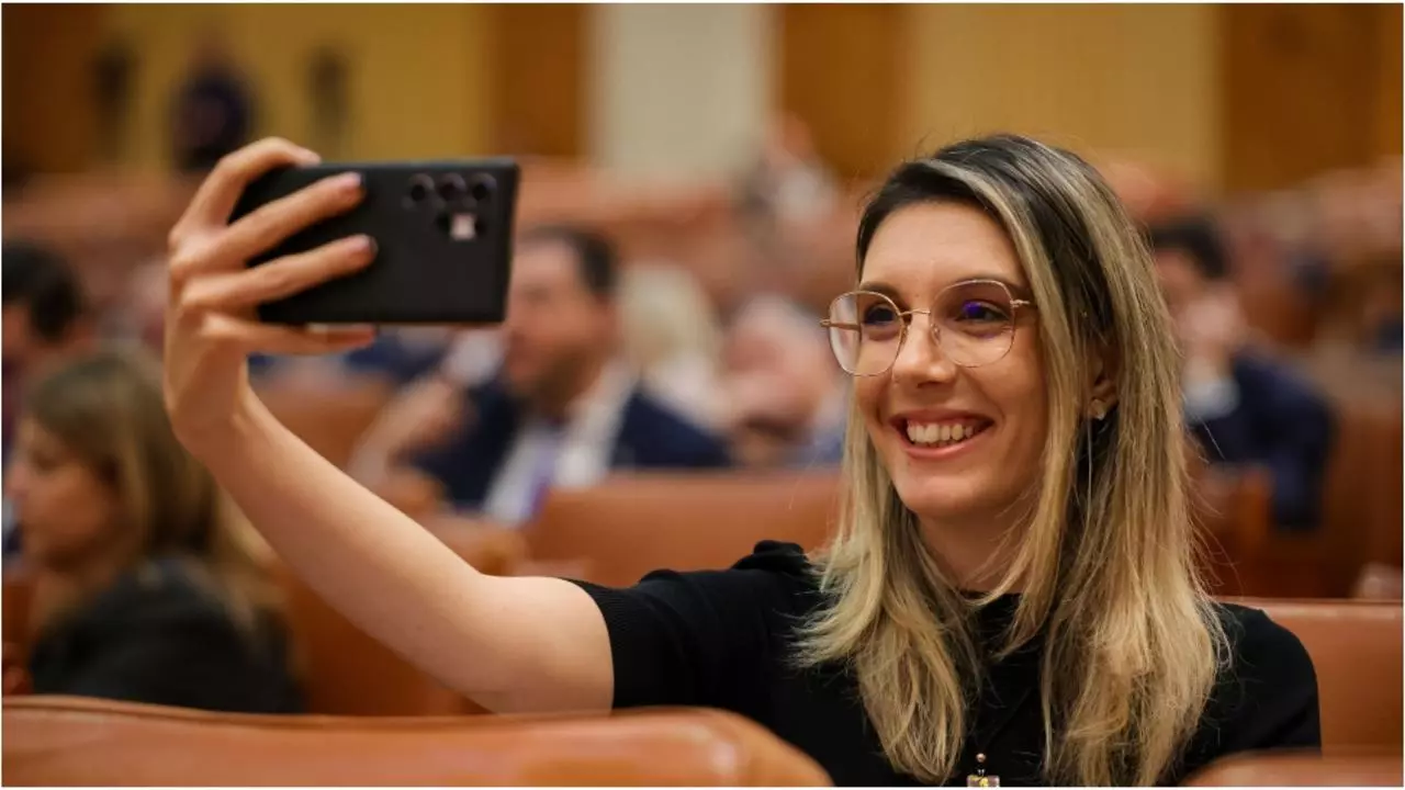 Cornel Nistorescu: „Diana Buzoianu are expresivitatea leliței care iese la poartă, pune mîinile în șolduri și ia (…)