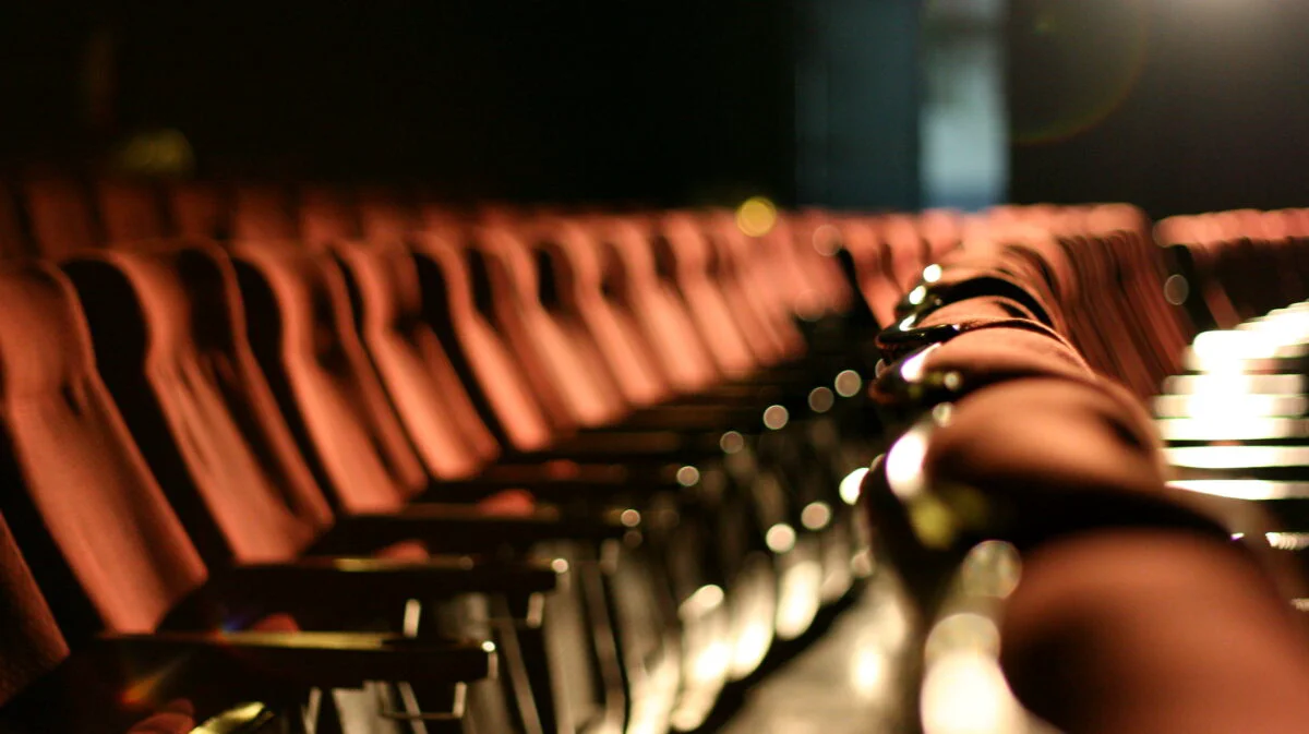 Prețul artei în 2025! Cât cheltuie românii pentru o seară la cinema sau teatru