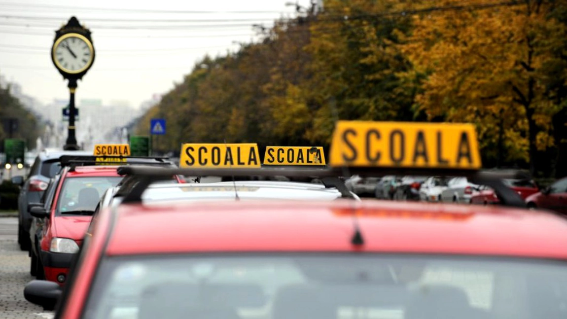 Cât îi costă pe români să facă școala de șoferi! Cei care vor permisul de conducere trebuie să scoată bani grei din (…)