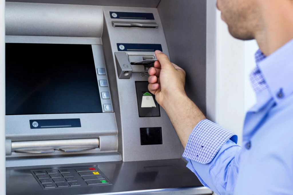 Avertisment pentru cei care folosesc bancomatele! Situația în care se blochează banii automat!
