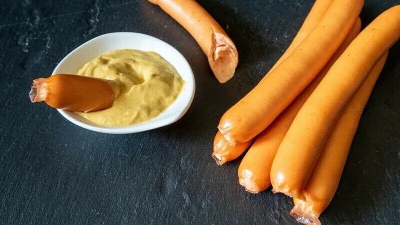 Ce au descoperit specialiștii care au analizat conținutul crenvurștilor de porc din supermarketuri