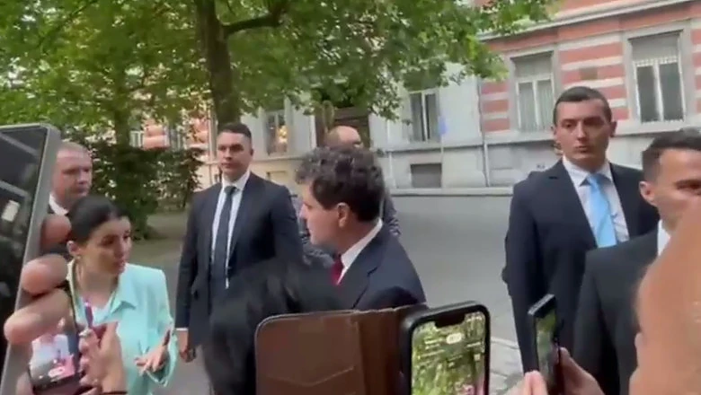 Luat la întrebări de românii din Bruxelles despre anularea alegerilor și sporul de 50% la salariul de 20.000 de la (…)