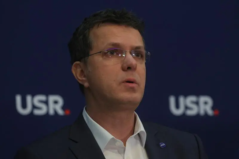 Purtătoarea de cuvânt a USR către Ministrul Apărării, la un șpriț de vară: „Ce nesimțit ești…f***** gură!” (…)