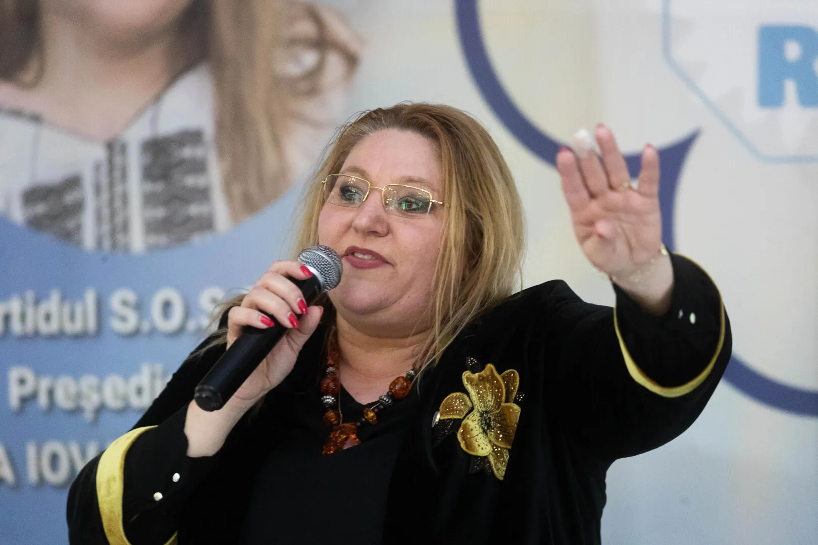 VIDEO Șoșoacă, în aceeași sală cu Putin: europarlamentar român, prezentă la gala RT de la Moscova