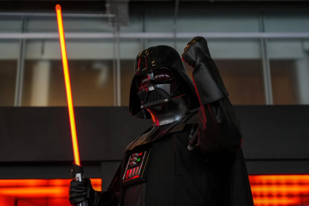 Sabia laser a lui Darth Vader din „Star War“, vândută la licitație cu 3,65 milioane $