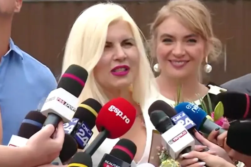 Imagini de la poarta penitenciarului! Cine a venit cu flori pentru Elena Udrea