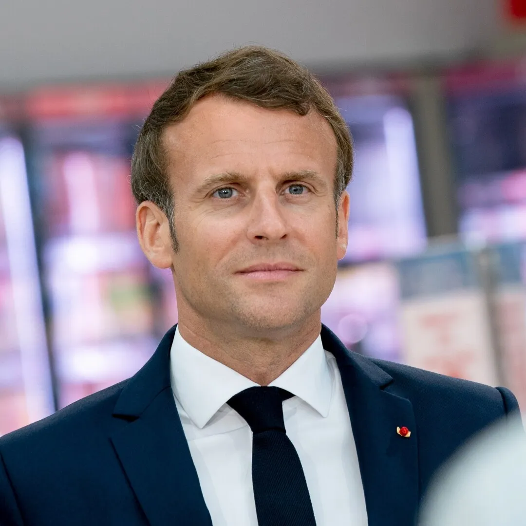 Macron ”nu exclude” să părăsească X, dar nu ”mâine dimineaţă”