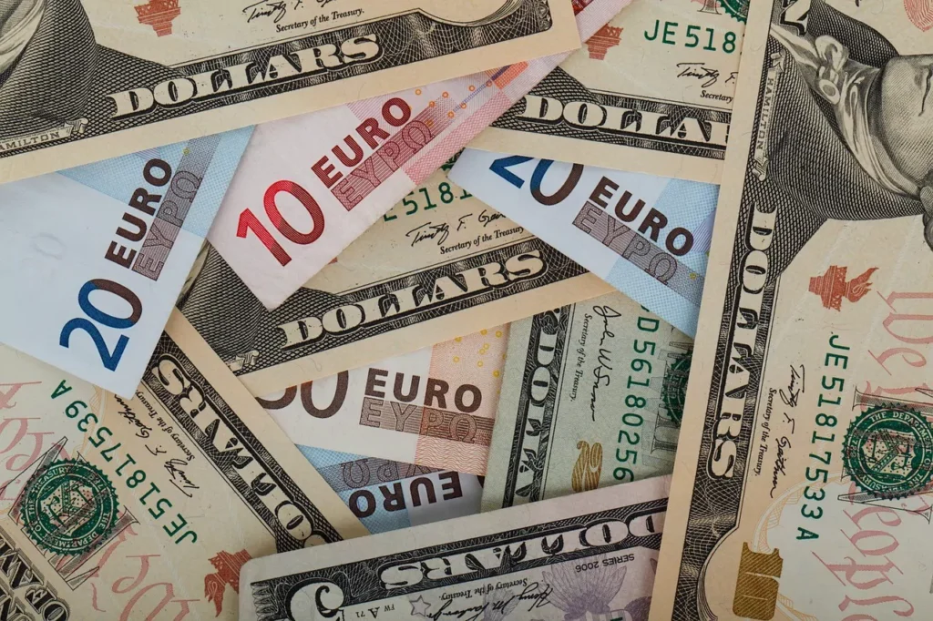 Zeci de mii de bancnote false, descoperite în magazine din județul Vrancea