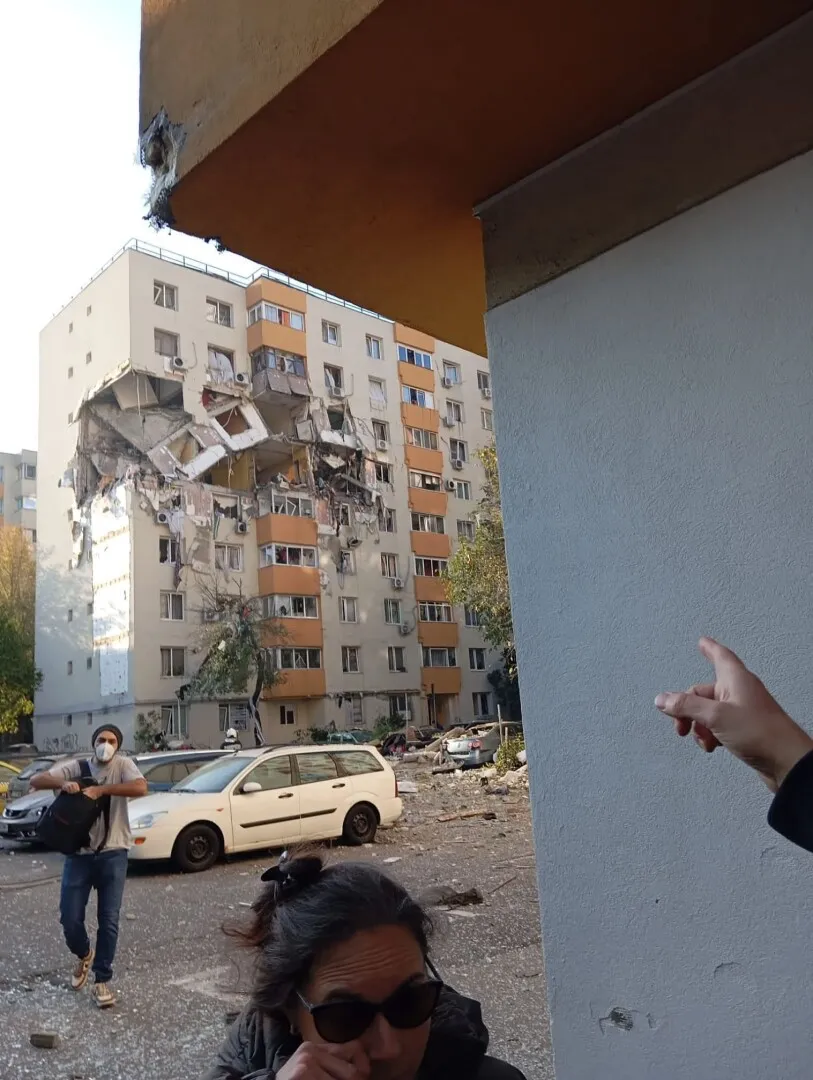 Raport ISC: Se propune demolarea controlată a etajelor 5-8 ale blocului afectat de explozia din Rahova