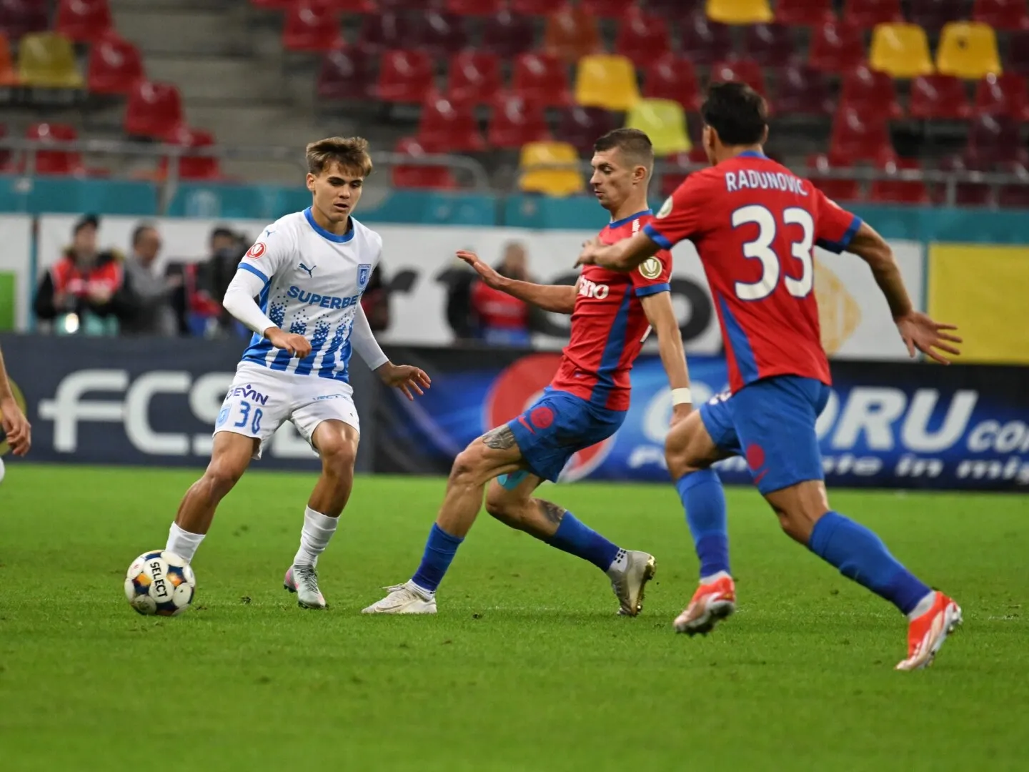 Suporteri de la Petrolul, găsiți cu materiale pirotehnice, înaintea meciului cu FCSB