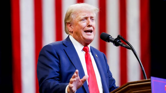 Donald Trump, însoțit de soția sa Melania, a dat startul uriașei parade militare, de ziua sa de naștere