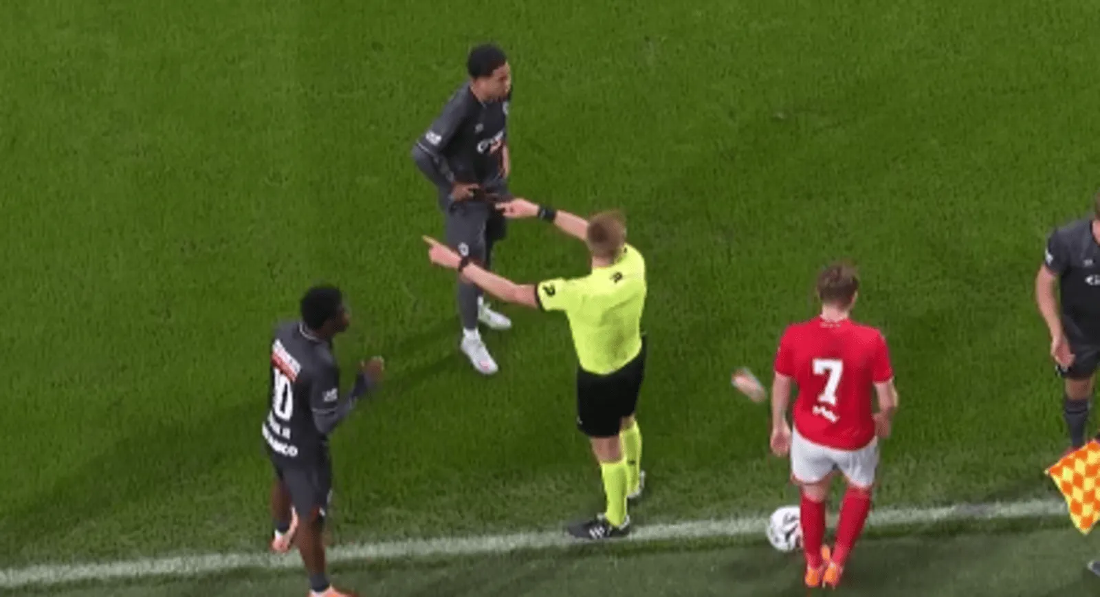 VIDEO Cazul bricheta recidivează în Belgia - Meciul Standard – Antwerp, suspendat după ce arbitrul a fost lovit de (…)