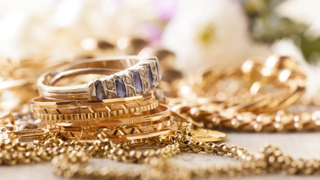 Un bărbat a furat mai multe bijuterii dintr-o casă de amanet, dar și-a uitat acolo buletinul