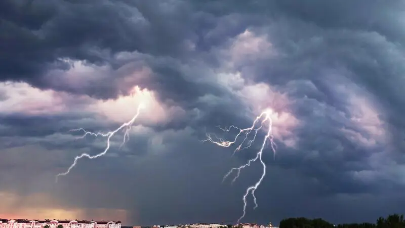 Administrația Națională de Meteorologie a emis o avertizare de ultimă oră! Cod Roșu de grindină și vijelii cu rafale (…)