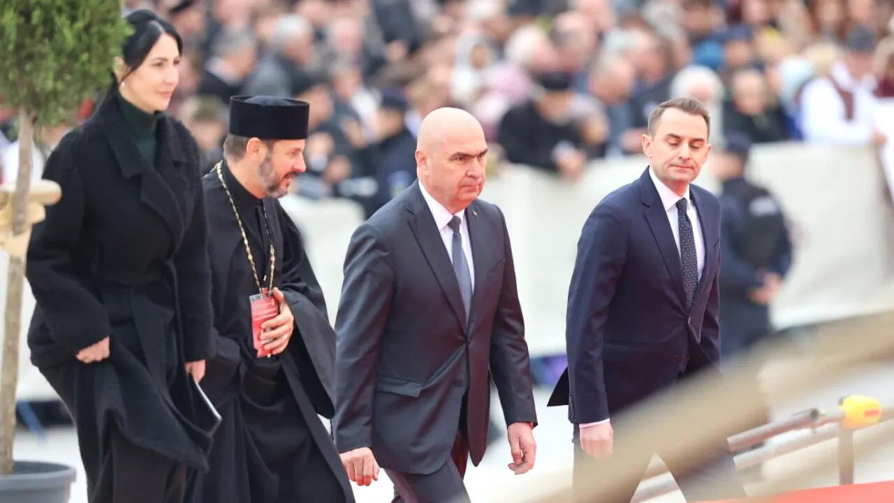 Bolojan, huiduit și la Catedrală: „Huo! La pușcărie, huo! Demisia! Hoțule! Dă-ți demisia că nu te mai vor românii! (…)