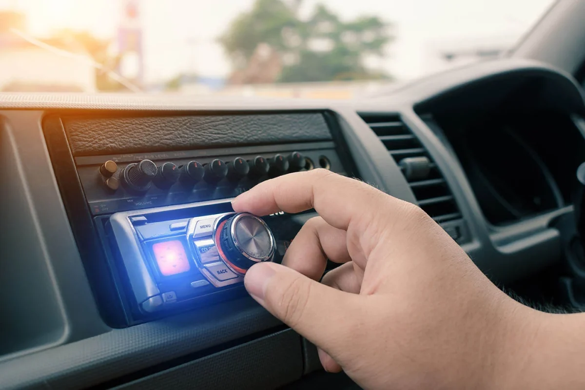 Gestul care devine interzis în propria mașină! Ce riscă șoferii care dau muzica la maximum în autoturism!