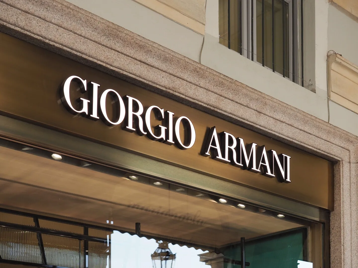 EssilorLuxottica evaluează cu atenţie o posibilă tranzacţie cu grupul Armani