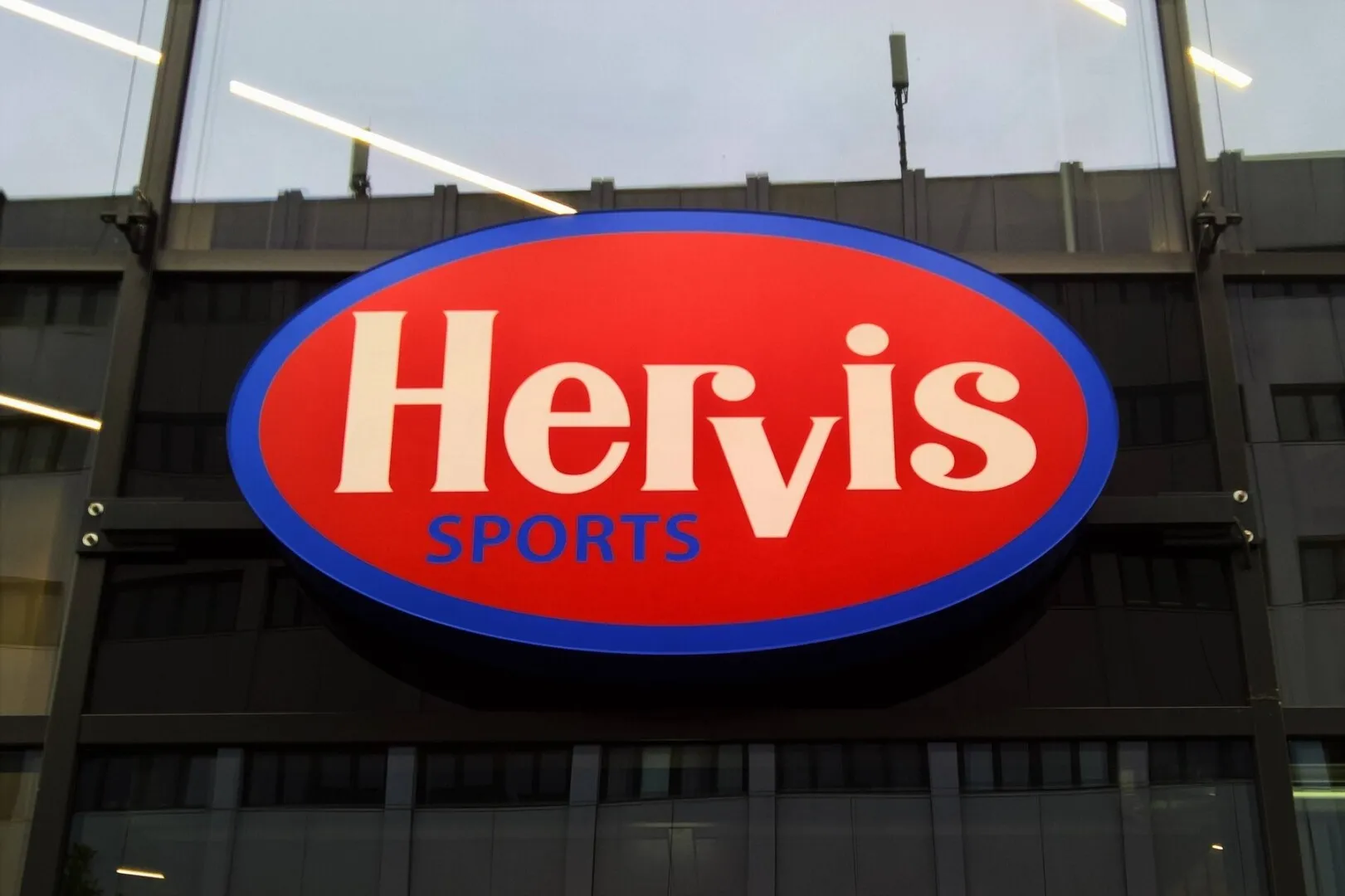 Lovitură pe piața de retail sportiv: Hervis iese din România! Cine preia cele 49 de magazine