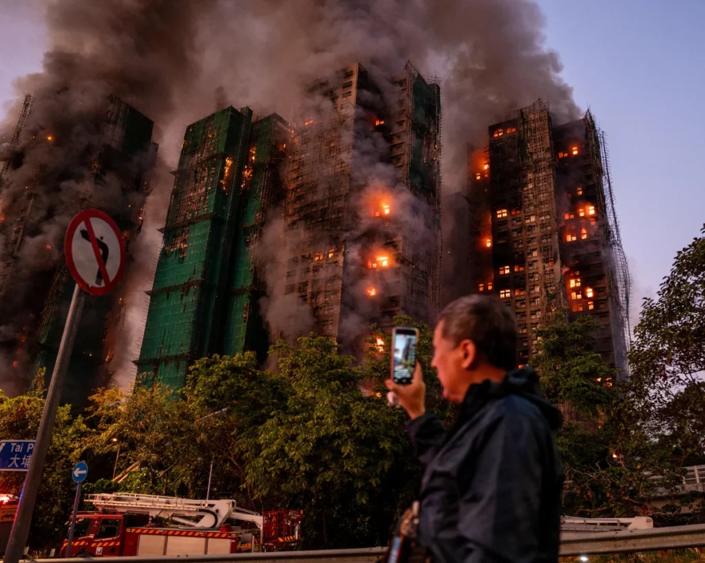 Bilanțul incendiului din Hong Kong a ajuns la 128 de morți