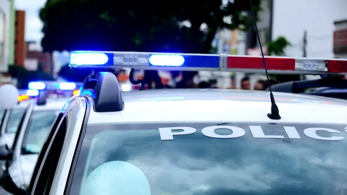 Șoc într-o intersecție din Timiș! Doi adolescenți au fost aruncați într-un șanț după un impact violent