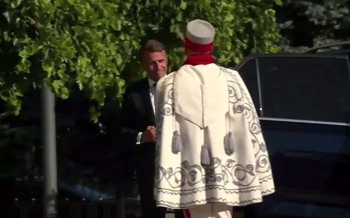 Emmanuel Macron, ar fi fost transportat, în timpul întâlnirii pe care a avut-o la Chișinău cu Maia Sandu, într-o (…)