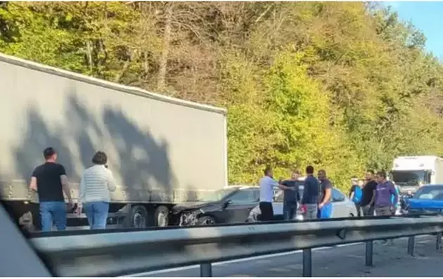 Doi răniţi în urma unui accident în care au fost implicate cinci maşini şi un TIR, pe A1