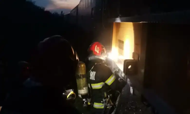 Incendiu la locomotiva unui tren de călători care circula pe ruta Suceava-Botoşani