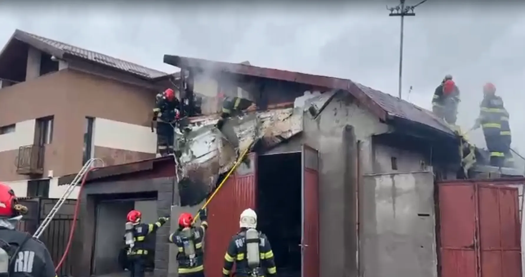 Un incendiu a avariat două locuinţe din municipiul Galaţi. Pompierii au stabilit că, cel mai probabil focul a pornit (…)