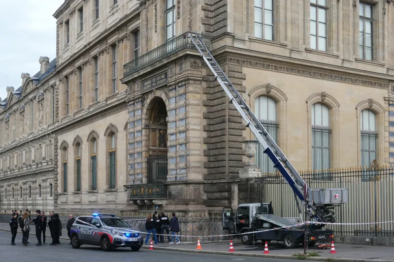 Jaf ca în filme la Muzeul Luvru