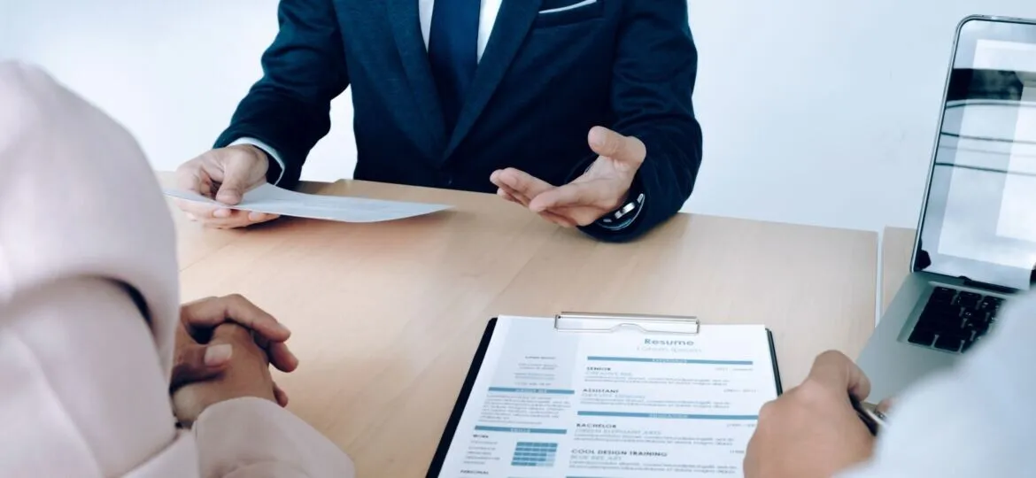 Locul de muncă la care, pentru a fi acceptat, trebuie să-ți scoți măselele de minte și apendicele. Motivul acestor (…)