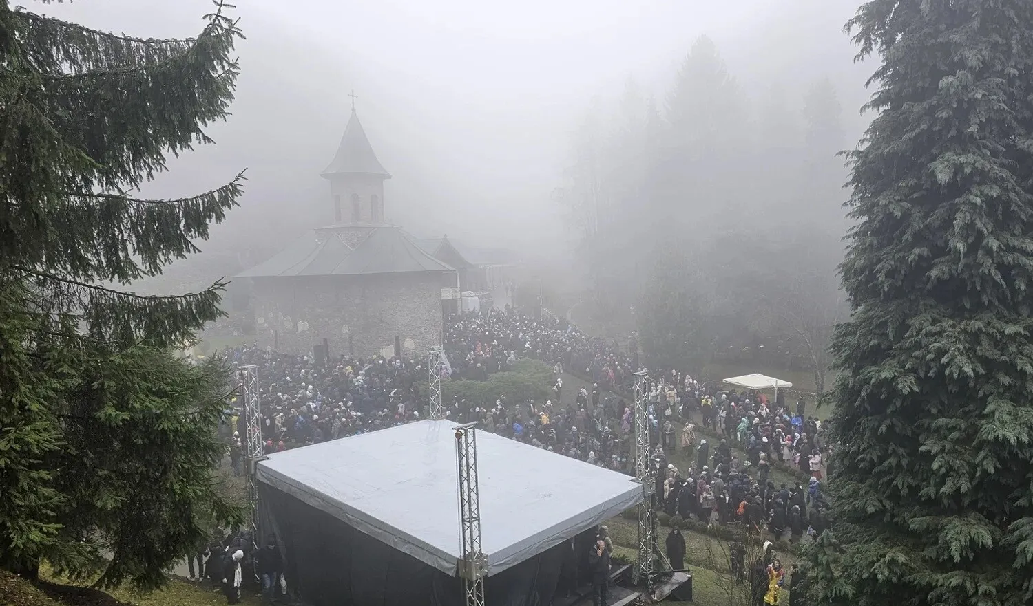 VIDEO Îmbulzeală la slujba de canonizare a părintelui Arsenie Boca. Zeci de pelerini au avut nevoie de ajutor medical