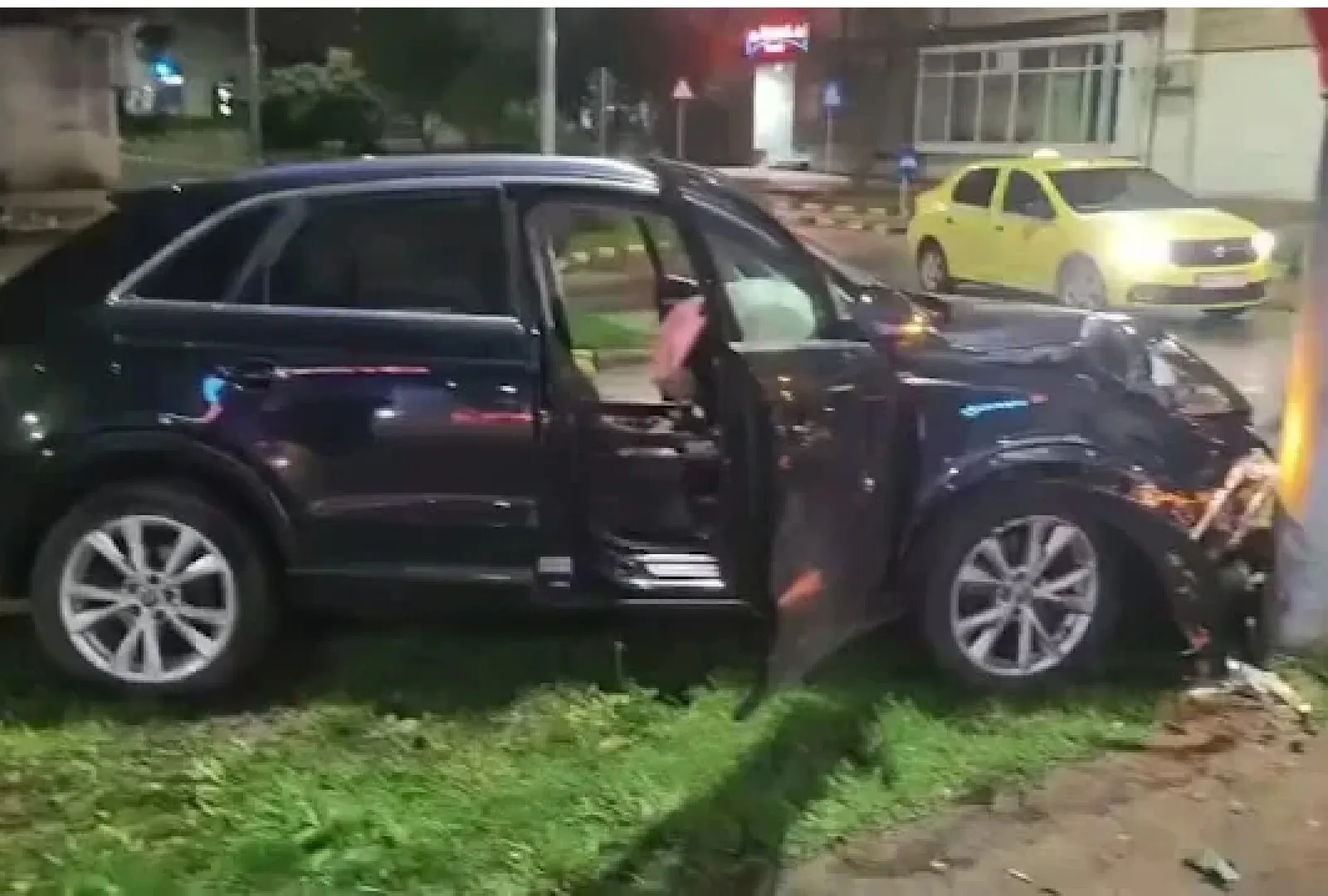 Un tânăr beat a ajuns în arest după ce a provocat un accident pe un bulevard din Cluj Napoca - El a pierdut (…)