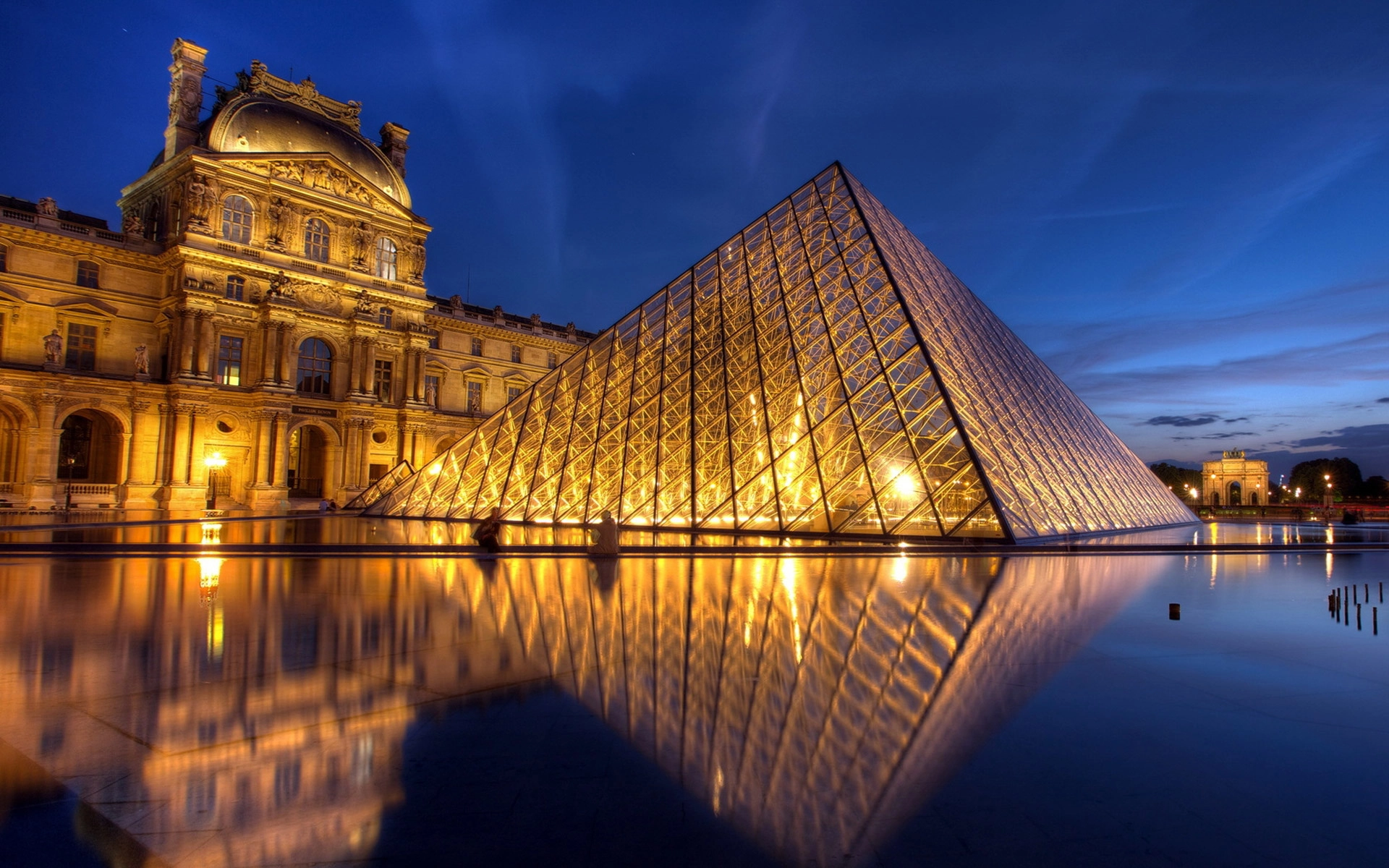 VIDEO Muzeul Luvru din Paris a fost jefuit: Comorile lui Napoleon au fost furate
