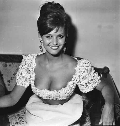 Sute de persoane şi-au luat rămas bun de la Claudia Cardinale la Paris: O vedetă de o frumuseţe extraordinară