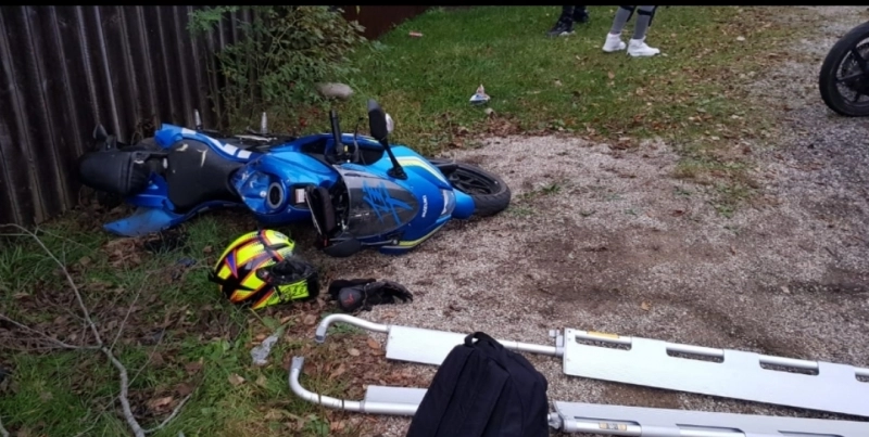 Un adolescent a condus o motocicletă și a produs un accident în Baia Mare. Băiatul a ajuns la spital