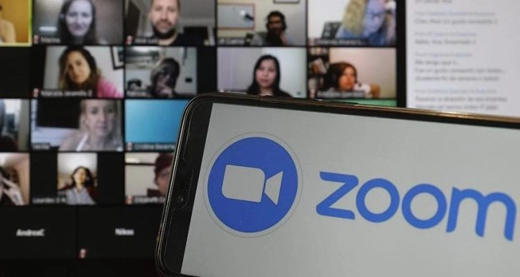 VIDEO Experiența bizară a unui angajat în timpul ședinței online cu șeful său: 'îi ungea picioarele cu unt de arahide'