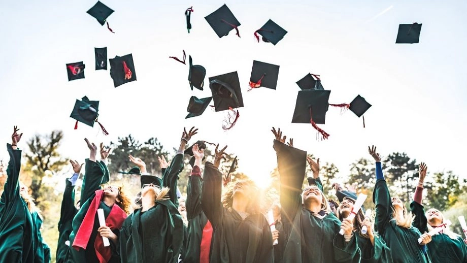 Ironii și comentarii la propunerea de a obliga studenții să aibă două masterate pentru a putea preda la gimnaziu sau (…)