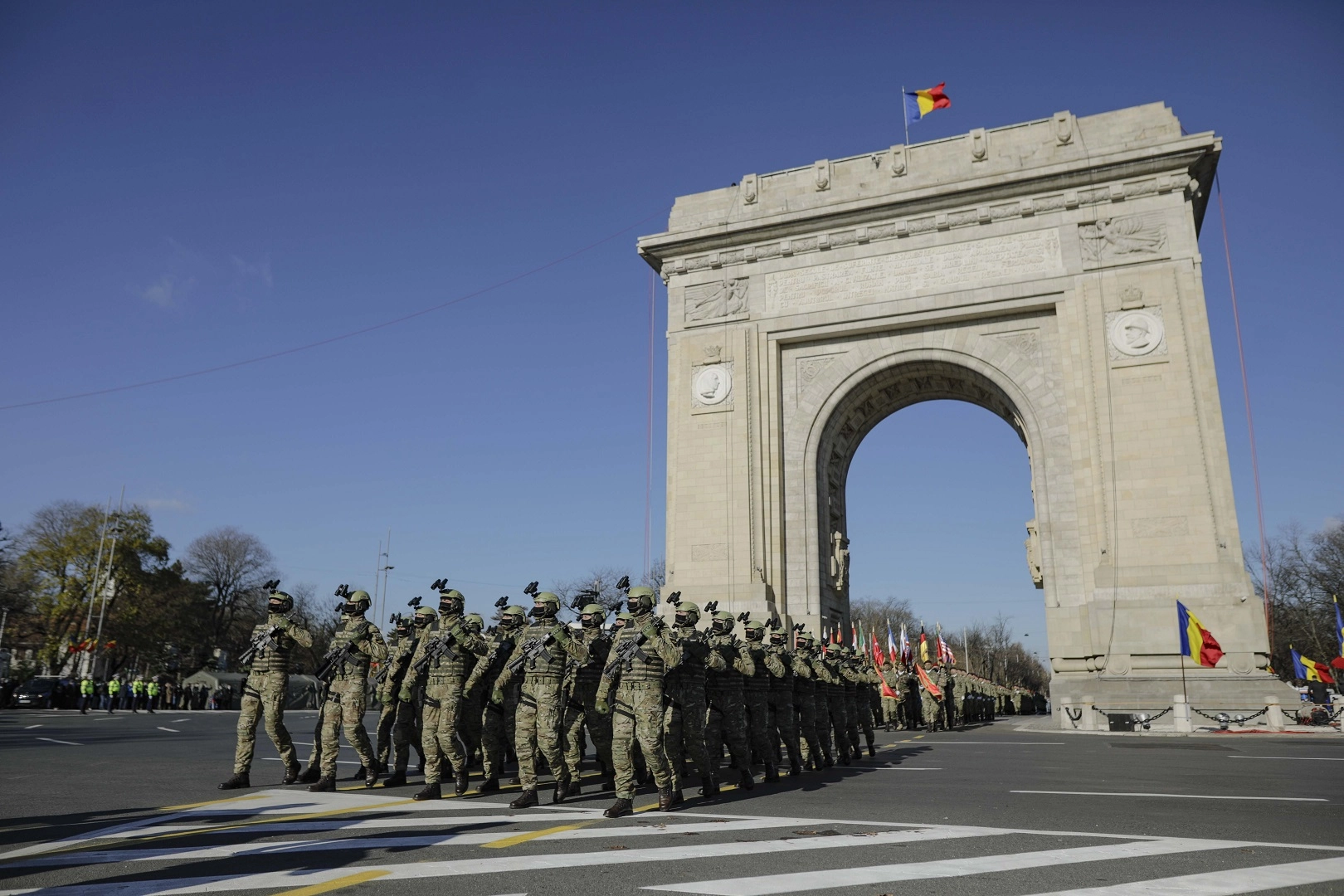 1 December: Over 2,900 soldiers with 220 technical assets to participate in Arch of Triumph parade