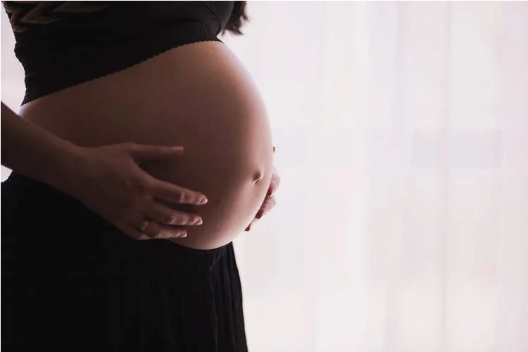 De ce nu dispare burta imediat după naștere: Transformarea tăcută prin care trece corpul unei mame