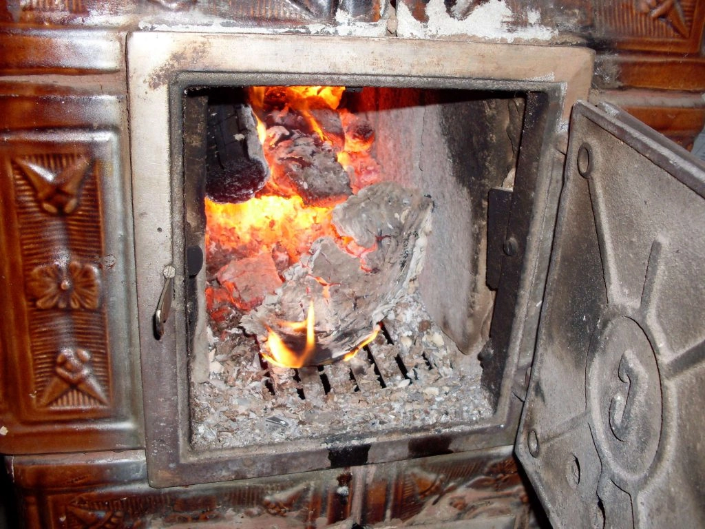 Cum să cureți eficient soba de teracotă înainte de venirea frigului: metode eficiente și ce trebuie să eviți