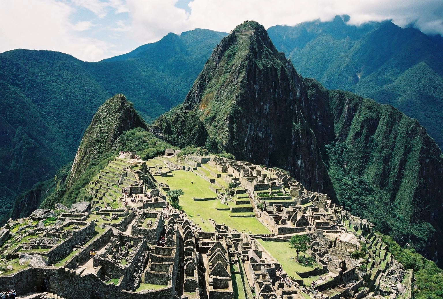 Proteste în Peru: localnicii blochează trenurile către cetatea incașă Machu Picchu