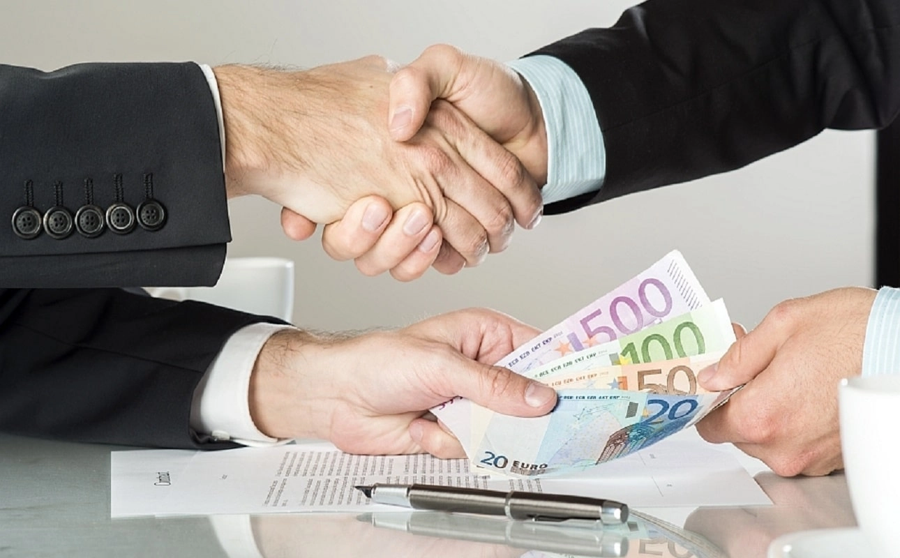 România rămâne pe muchie de cuțit: S&P reconfirmă calificativul BBB-, ultima treaptă înainte de categoria junk