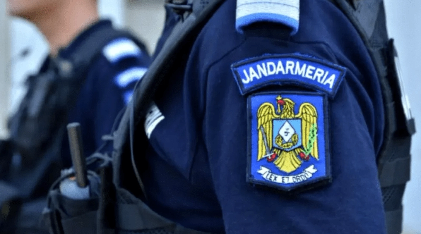 Jandarmeria anunță că a 'săltat' un bărbat care distribuia ziare cu caracter fascist, la slujba de sfințire a (…)