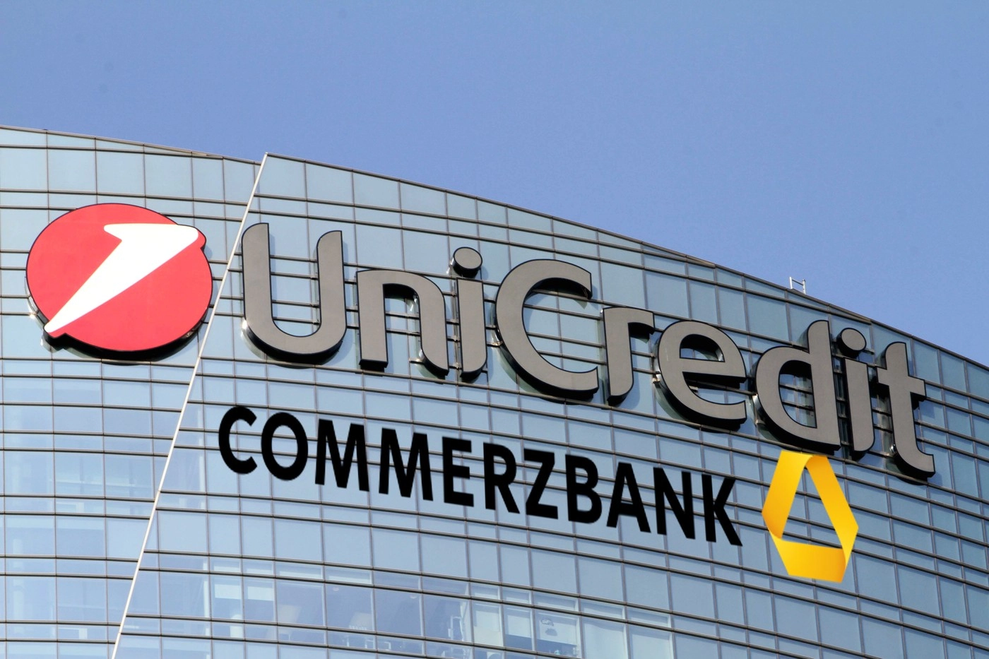 UniCredit şi-a majorat participaţia deţinută la grupul german Commerzbank, anunță directorul general Andrea Orcel
