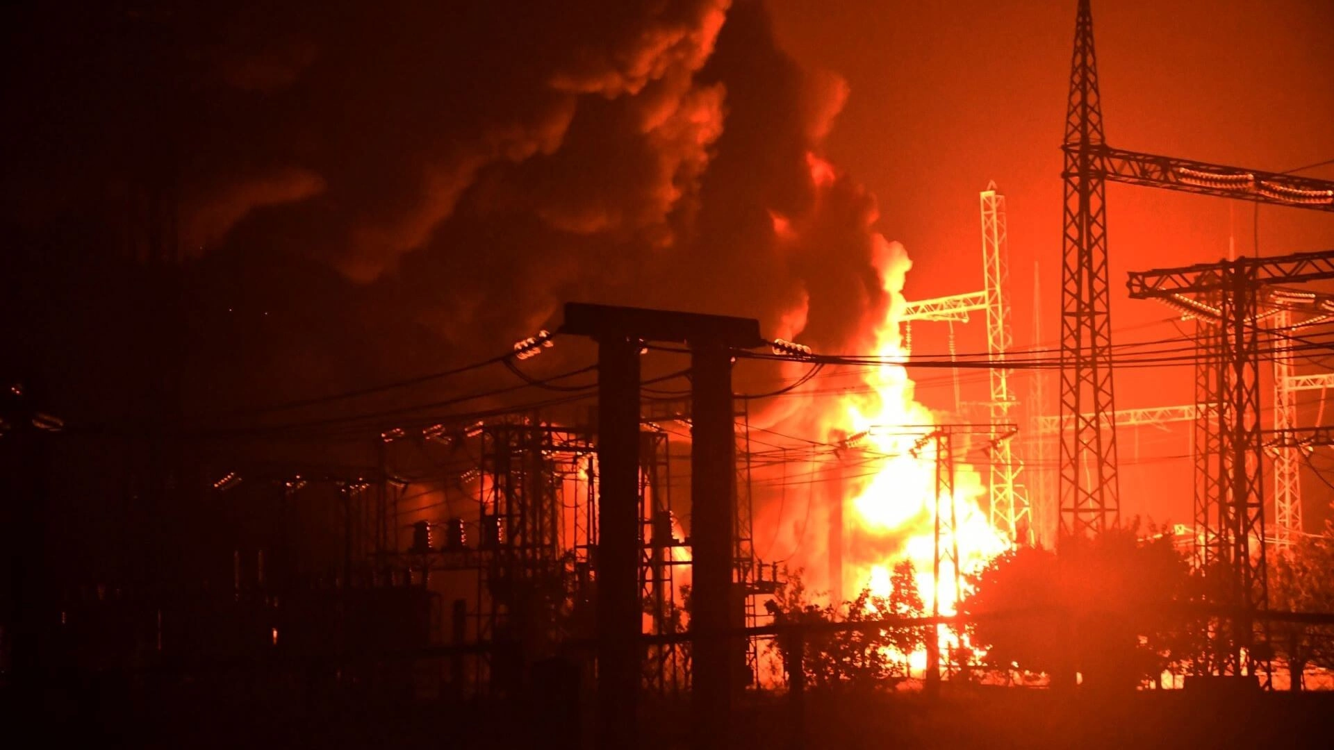 Ucraina lovește o rafinărie și o uzină chimică din vestul Rusiei. Incendii masive, flăcări vizibile de kilometri întregi